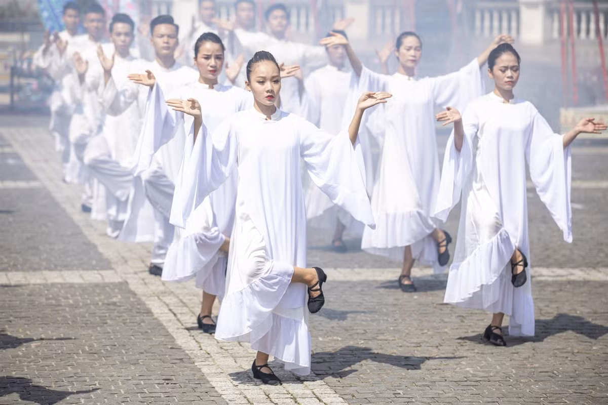 Trang phuc cua show dien “Vu dieu tren may” co gi ma hot the?-Hinh-10