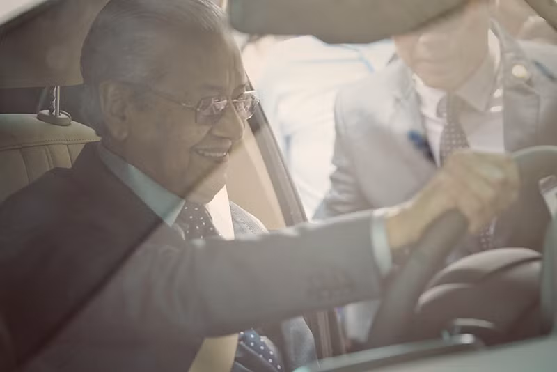 Thủ tướng Malaysia tươi cười bước xuống xe, kết thúc tốt đẹp hành trình trải nghiệm chiếc xe được coi là niềm tự hào Việt Nam. “Quãng đường ngắn nên tôi tiếc là không thể lái với tốc độ cao hơn. Nhưng chiếc xe thực sự rất khỏe, chạy ở tốc độ cao rất tốt” – Thủ tướng Malaysia hào hứng cho biết.