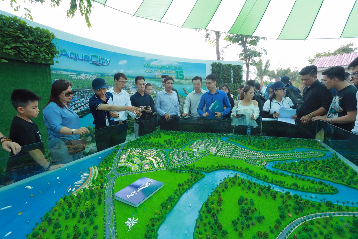 Chat cung khach tham quan trong ngay dau tai Novaland Expo 2019-Hinh-5