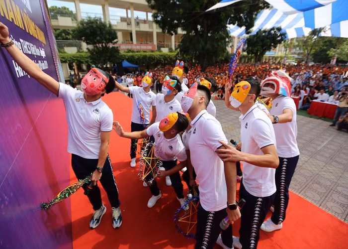 Quang Hai, Bui Tien Dung deo mat na trung thu truyen cam hung tai Strong Vietnam-Hinh-4