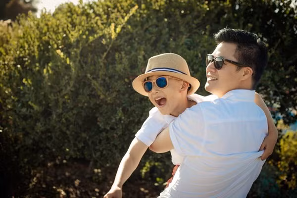 Hai cha con quấn quýt không rời và có những cảm xúc tự nhiên, chân thật trước ống kính.