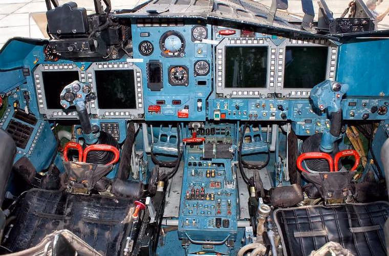 Cận cảnh buồng lái rộng rãi của Su-34 với các màn hình CRT hiển thị thông số kĩ thuật bay.