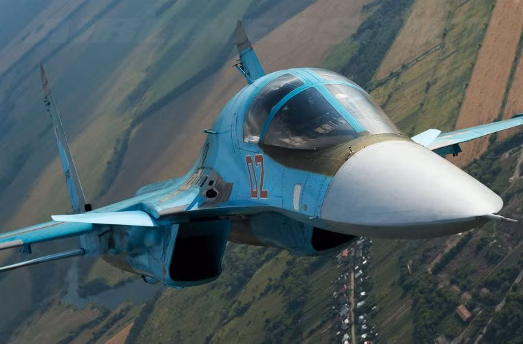 Khác với thế hệ cường kích Su-22/24 trước đây, Su-34 được trang bị hệ thống điện tử hàng không cực kỳ hiện đại. Ví dụ như radar mạng pha bị động V004 có khả năng nhận biết địa hình để tìm ra đường bay thích hợp nhất khi bay với mọi tốc độ, đặc biệt là tốc độ cao, và các thao tác hoạt động ở độ cao thấp.