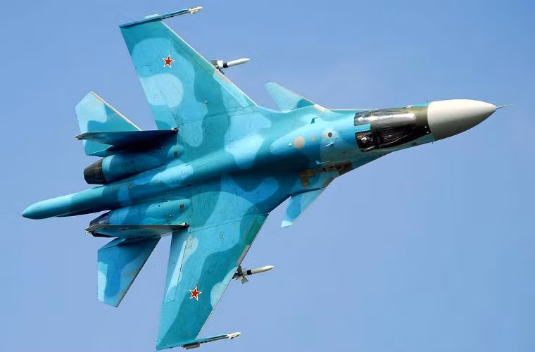 Với vũ khí thông minh, máy bay Su-34 có thể phóng tên lửa ngoài tầm phóng không của quân nổi dậy Syria và phiến quân IS vốn chỉ có pháo và tên lửa vác vai. Như vậy nó đảm bảo đáng kể sự an toàn cho máy bay và phi công, trong khi vẫn hỗ trợ hiệu quả cao nhất có thể cho bộ binh Syria.