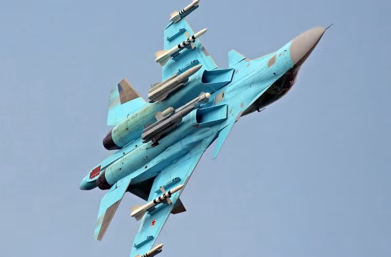 Bên cạnh đó, Su-34 có thể tấn công mục tiêu bằng bom và rocket không điều khiển ở tầm thấp. Dù ở trần bay đó là khá nguy hiểm, nhưng theo “quảng cáo” thì hệ thống điện tử thông minh trên Su-34 cho phép nó bay vòng lên tránh những chướng ngại vật bất ngờ và bay xuyên qua khu vực phòng không mặt đất của quân địch. Phi công máy bay nhờ những hệ thống đó có thể ném bom chính xác cao, hoạt động bí mật, phá hủy vũ khí, tên lửa và "khiên" phòng thủ của quân địch.