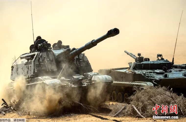 Pháo tự hành Msta-S và xe chiến đấu bộ binh BMP-3 của Quân đội Venezuela.