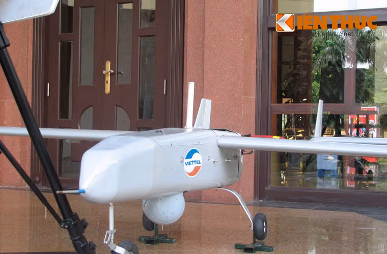 Dưới bụng VT-PATROL được trang bị camera quang ảnh nhiệt. Khi hoạt động, nó có khả năng truyền dữ liệu hình ảnh trong phạm vi không quá 50km.