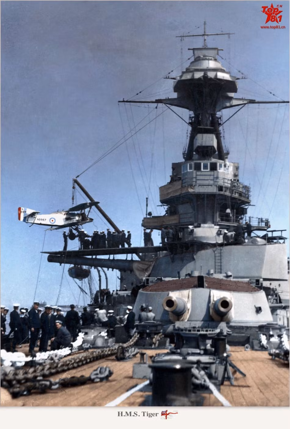 Boong trước hầm hố chiếc tuần dương bọc thép HMS Tiger biên chế năm 1913 cho Hải quân Anh, lượng giãn nước 33.260 tấn, dài 214,6m, trang bị 8 khẩu pháo 343mm, 12 khẩu 152mm, 2 khẩu 76mm và 4 ống phóng ngư lôi 533mm.