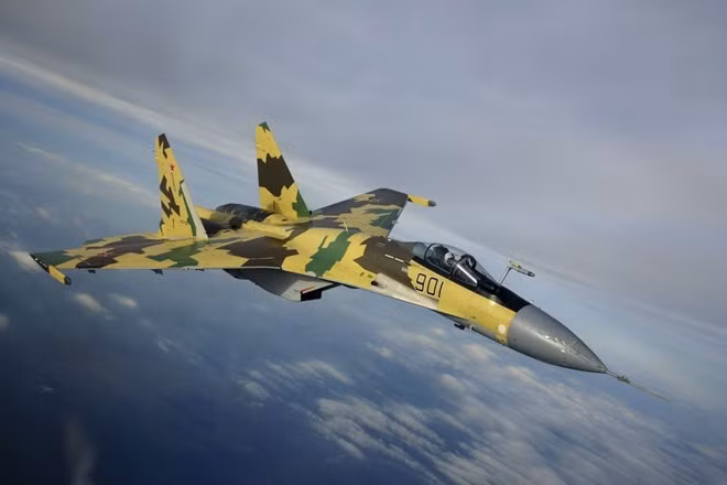 Xét trên phương diện đối kháng, Su-35 Flanker-E có lẽ là đối thủ duy nhất của F-15. Mẫu máy bay của Nga được phát triển với những cải tiến vượt trội nhằm giúp nó đảm trách vai trò chủ lực trong Không quân Nga trong các thập niên tới. Tuy nhiên, giá thành Su-35 quá cao khiến nó trở nên khó phổ dụng. Hiện tại, Không quân Indonesia và Trung Quốc quan tâm tới Su-35 của Nga.