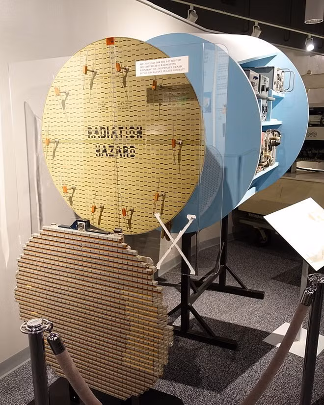 Trong tác chiến tầm xa, F-15C và F-15E có lợi thế trước Su-35 nhờ hệ thống radar mảng quét điện tử chủ động. Chúng vượt trội hơn đáng kể so với radar cùng loại của Nga.