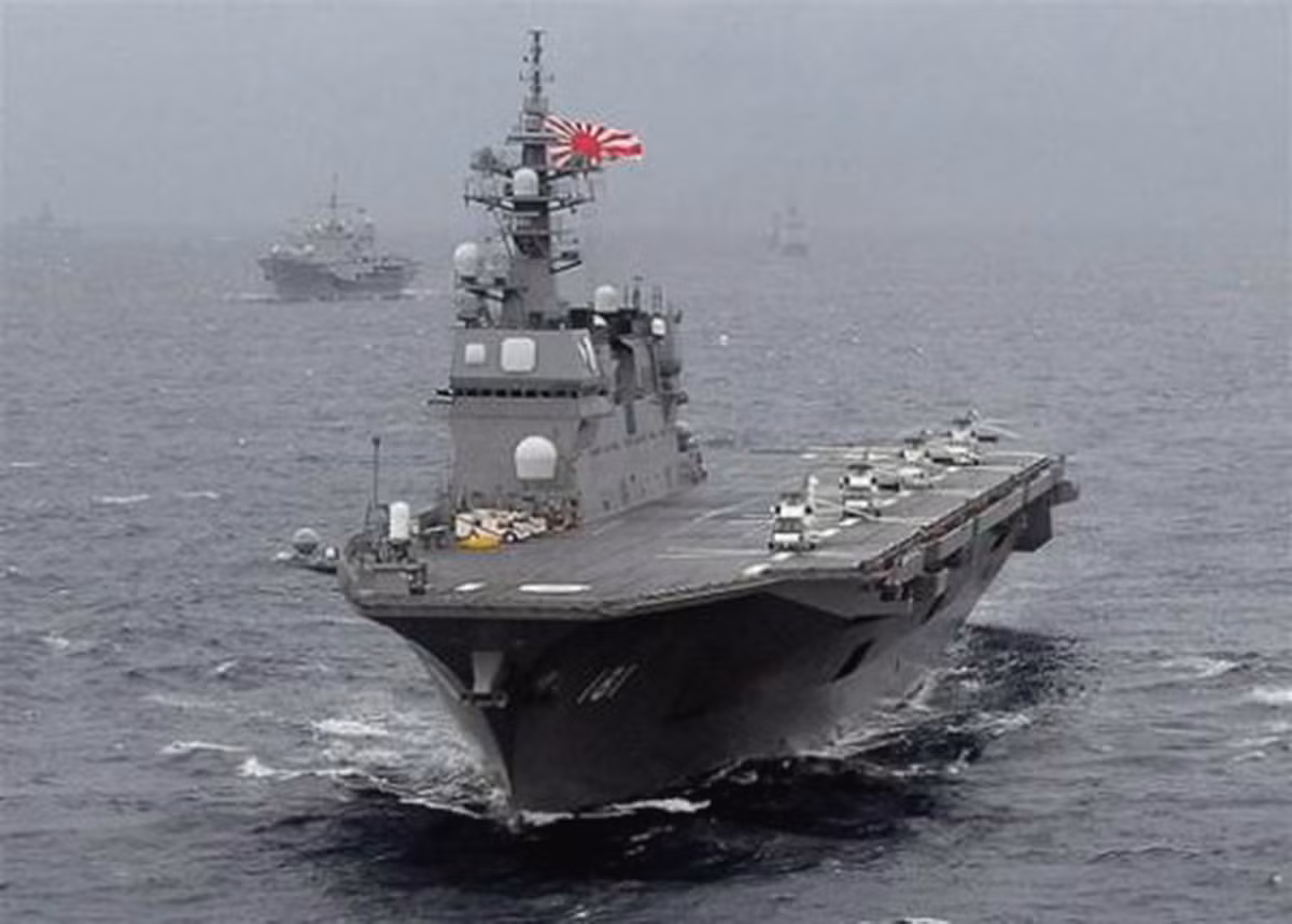 22DDH-Izumo được trang bị ra đa tìm kiếm mục tiêu, hệ thống gây nhiễu. Vũ khí chính bao gồm các hệ thống tên lửa đối hải, tên lửa phòng không; hệ thống vũ khí tác chiến gần, vũ khí chống ngầm.