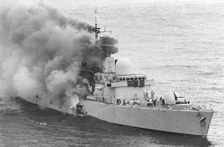 Trong ảnh là tàu khu trục phòng không Type 42 mang tên HMS Sheffield của Hải quân Anh sau khi trúng một quả tên lửa chống hạm AM39 Exocet được phóng đi từ máy bay cường kích Super Etendard của Không quân Argentina (ngày 4/5/1982).