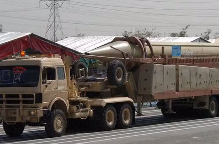Trong thời gian phát triển Shahab 2, Iran cũng đồng thời nghiên cứu thế hệ tên lửa mới Shahab 3 trên cơ sở tên lửa đạn đạo tầm trung No Dong của Triều Tiên. Theo một vài nguồn tin, Iran đã ký được thỏa thuận mua tên lửa và chuyển giao công nghệ No Dong vào năm 1993. Ảnh: Shahab 3 trong một cuộc duyệt binh.
