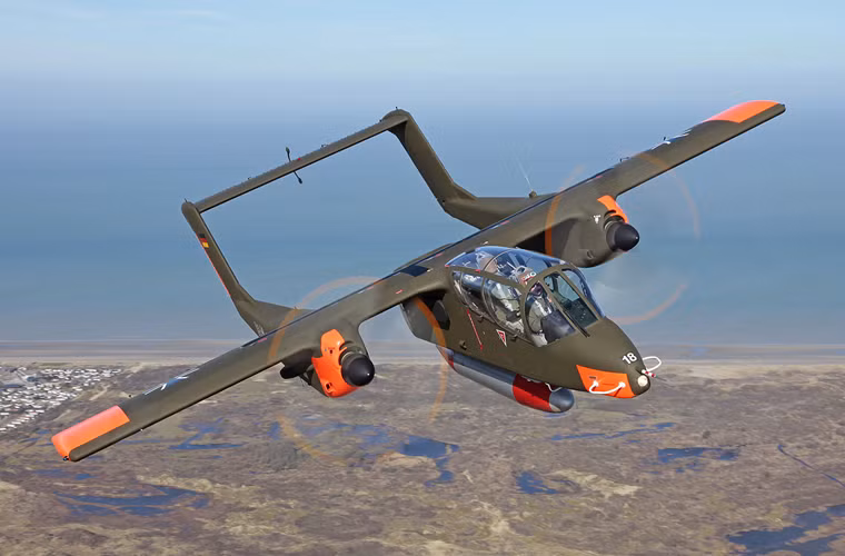 Quân đội Mỹ hiện đang thử nghiệm hai chiếc OV-10 Bronco ở Iraq và Syria để xem chúng có thể thay thế những chiếc F-15 và F/A-18 hay không. Trong khi F-15 có chi phí lên tới 40.000 USD cho mỗi chuyến bay, Bronco chỉ gây tốn kém chừng 1.000 USD cho mỗi giờ bay trên không.