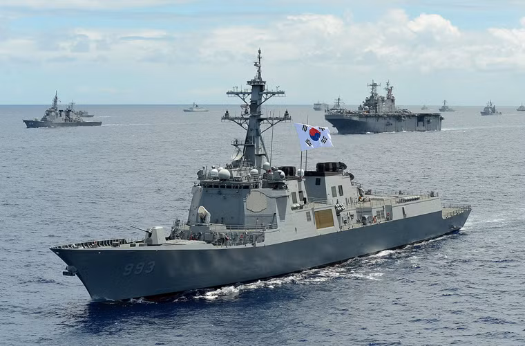 Ngoài KAMD, hiện Hàn Quốc cũng có trong tay các chiến hạm được trang bị hệ thống chiến đấu Aegis với siêu radar AN/SPY-1 có khả năng phát hiện được các vụ phóng tên lửa của Triều Tiên.