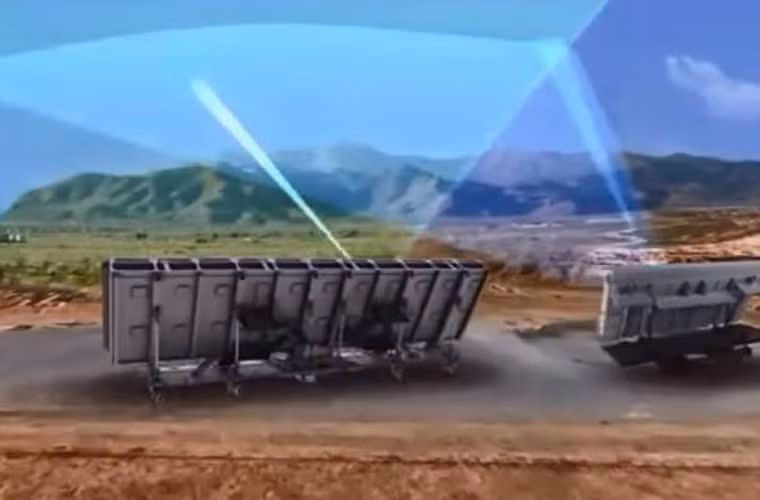 EL/M-2080 có khả năng phát hiện mục tiêu ở khoảng cách 500km, theo dõi 30 mục tiêu cùng lúc ở tốc độ di chuyển của mục tiêu lên đến 3.000 m/s. Bộ vi xử lý tiên tiến có khả năng phân biệt mục tiêu trong môi trường lộn xộn, môi trường nhiễu nặng. Radar dẫn đường cho tên lửa với sai số ±4 mét xung quanh mục tiêu. Một tính năng “đỉnh” khác của radar này là nó có khả năng tập trung luồng phát làm quá tải khả năng hoạt động của radar đối phương như một vũ khí năng lượng định hướng.