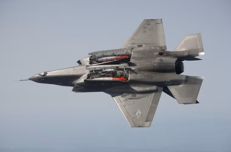 Bom GBU-12 có thể mang bên trong khoang vũ khí trong thân của tiêm kích tàng hình F-35A.
