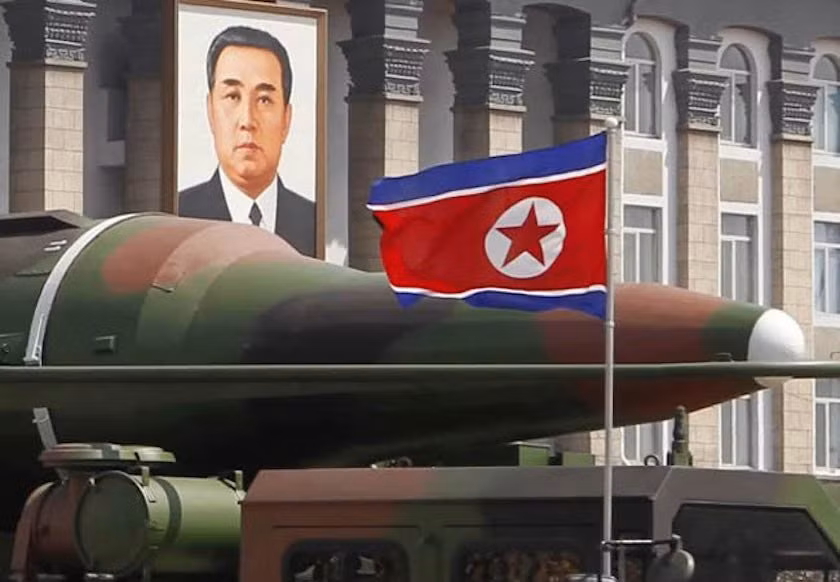 Tên lửa đạn đạo KN-08 lần đầu xuất hiện trong cuộc duyệt binh nhân 100 năm ngày sinh Chủ tịch Kim Il Sung. Các chuyên gia ước tính, nó có khả năng mang đầu đạn hạt nhân cỡ 100 kiloton.