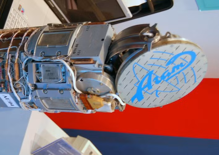  Tên lửa R-77 được trang bị radar dẫn bắn và chúng là đối thủ trực tiếp của tên lửa AIM-120 của khối NATO.