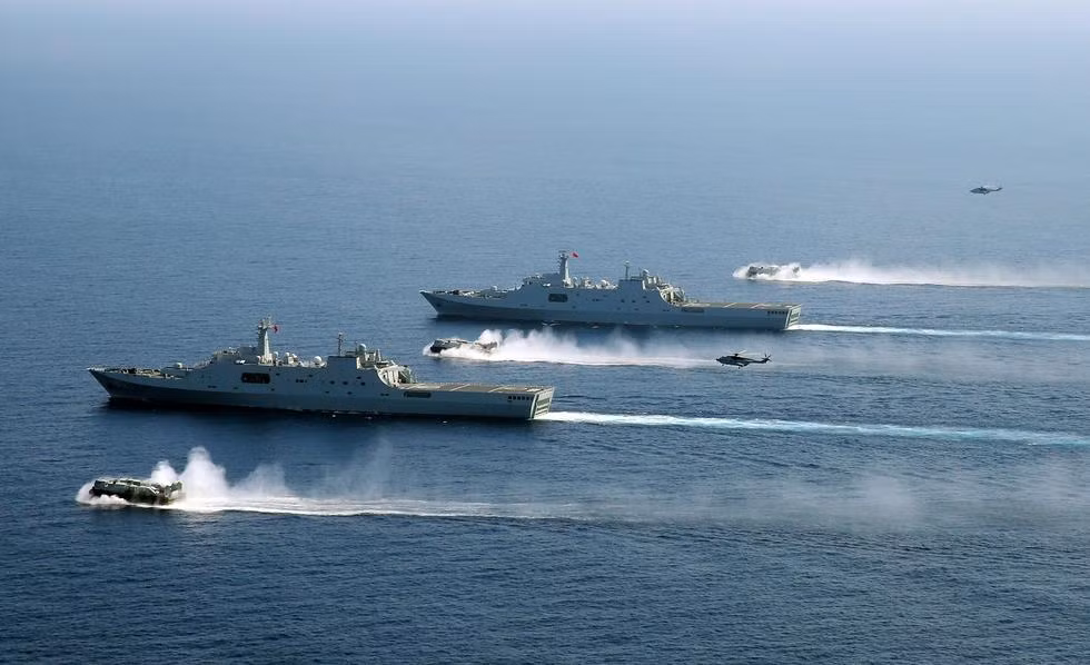 Tàu đổ bộ lớn Type 071 có chiều dài đến 210m, lượng giãn nước 20.000 tấn. Kích thước này đưa Type 071 trở thành tàu đổ bộ lớn nhất Trung Quốc, top lớn nhất khu vực châu Á. Nguồn ảnh: Sina