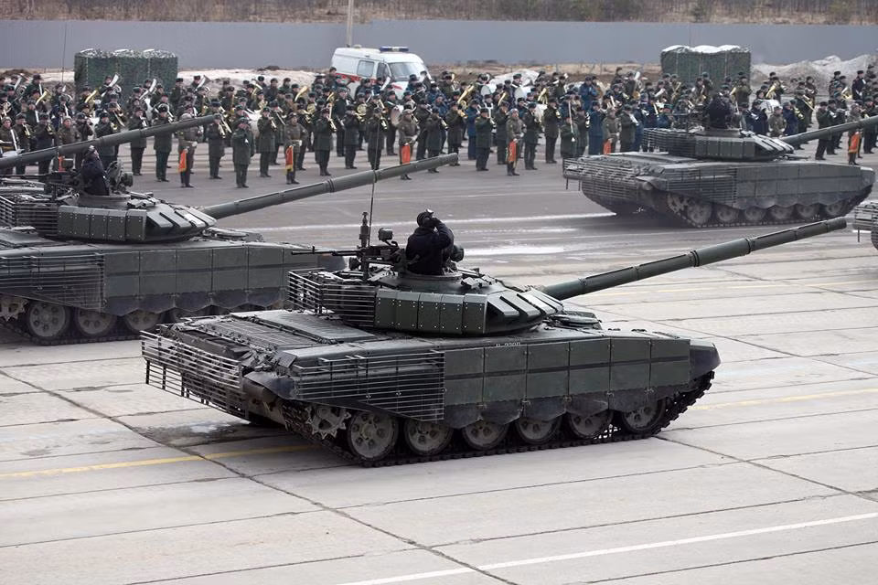 Ngoài ra, hông tháp pháo cũng được tăng cường thêm giáp phản ứng nổ cùng giáp lồng bố trí quanh phần động lực và đuôi tháp pháo. Hiện vẫn chưa rõ phiên bản này sẽ được gọi là T-72B3 hay là cái tên khác. Nguồn ảnh: Vitaly Kuzmin