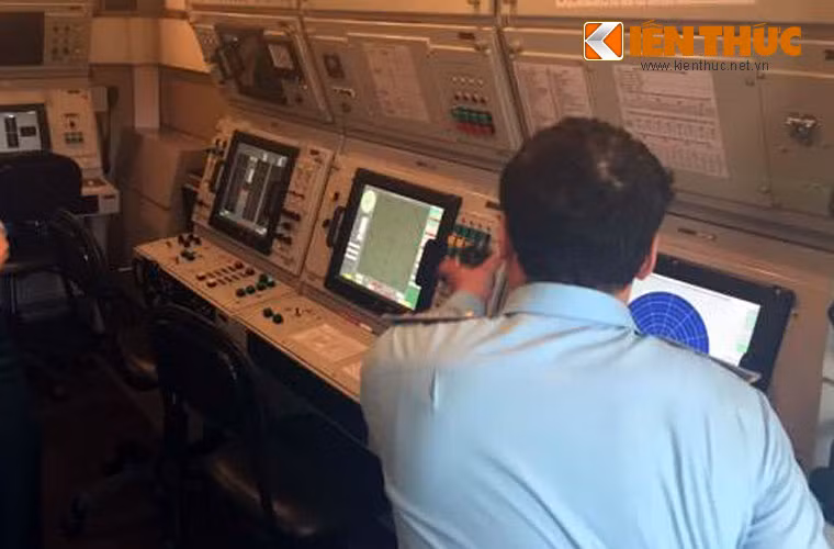 Đặc biệt, radar có khả năng theo dõi đồng thời 2 mục tiêu cùng lúc, dẫn đường tiêu diệt cả 2 mục tiêu bằng 2 tên lửa hoặc một mục tiêu bằng 2 tên lửa.