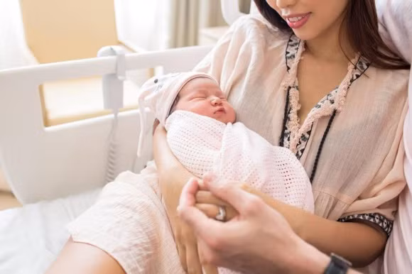 Hà Anh dành rất nhiều lời yêu thương cho con gái: "Myla bé nhỏ hay khóc nhè đòi bú tí, khóc nhè khi ba thay tã, khóc nhè khi bị mang đi tắm. Nhưng khi khác em ngủ rất ngoan. Ba em gọi em là nàng công chúa của ba mẹ", siêu mẫu viết.