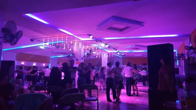 Bước vào sàn nhảy, người ta thường rũ bỏ những phiền muộn cuộc sống, để cảm xúc được thăng hoa. Bước vào sàn nhảy, người ta thường rũ bỏ những phiền muộn cuộc sống, để cảm xúc được thăng hoa.
