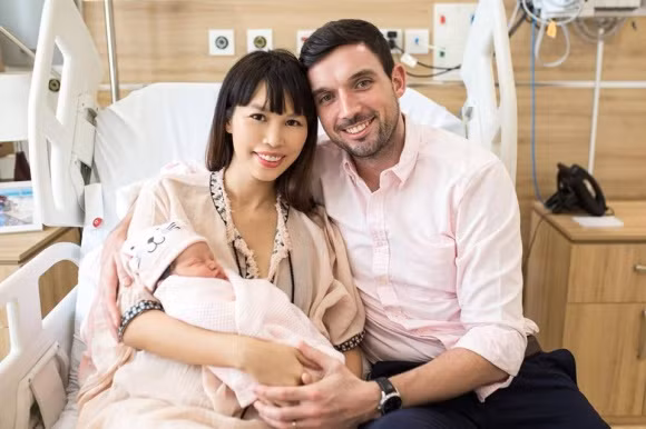 Trưa 26/6, siêu mẫu Hà Anh hạ sinh con gái nặng 4,4kg bằng phương pháp mổ đẻ. Hiện tại, Hà Anh và con gái đã về nhà. Chân dài này đã dần quen với công việc của một "bà mẹ bỉm sữa". Hà Anh cũng hé lộ vợ chồng cô thiếu ngủ vì chăm con. Nhưng đổi lại, chỉ cần nhìn thấy thiên thần nhỏ say giấc nồng là cả hai đều cảm thấy hạnh phúc.