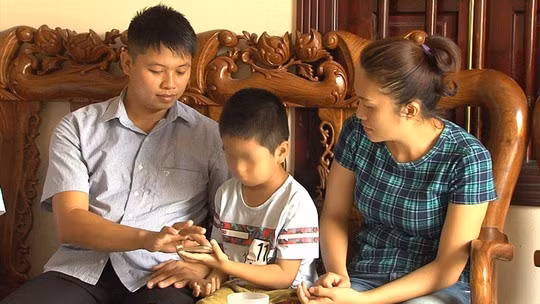 Anh Phùng Giang Sơn, chị Phùng Thị Thu Hiền cùng người con anh chị đã nuôi 6 năm qua. Ảnh. HT