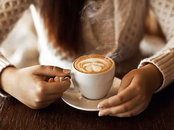 Đặc biệt, bạn cũng không nên uống cà phê khi nó vẫn còn quá nóng. Ảnh: thammyviennevada.