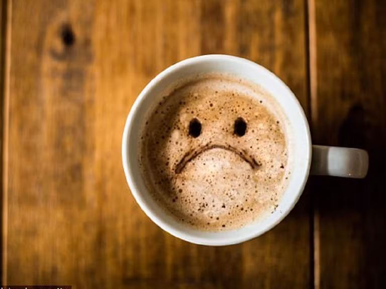 Bên cạnh đó, bạn cũng không nên uống cà phê khi đang mệt mỏi do thiếu ngủ. Ảnh: thanhnien.