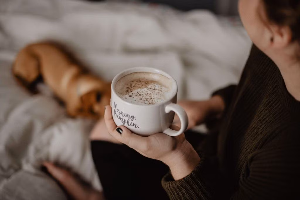 Theo đó, thời điểm tốt nhất để uống cà phê vào khoảng thời gian đầu tiên trong ngày là từ 10h sáng đến 12h trưa. Ảnh: alobacsi.