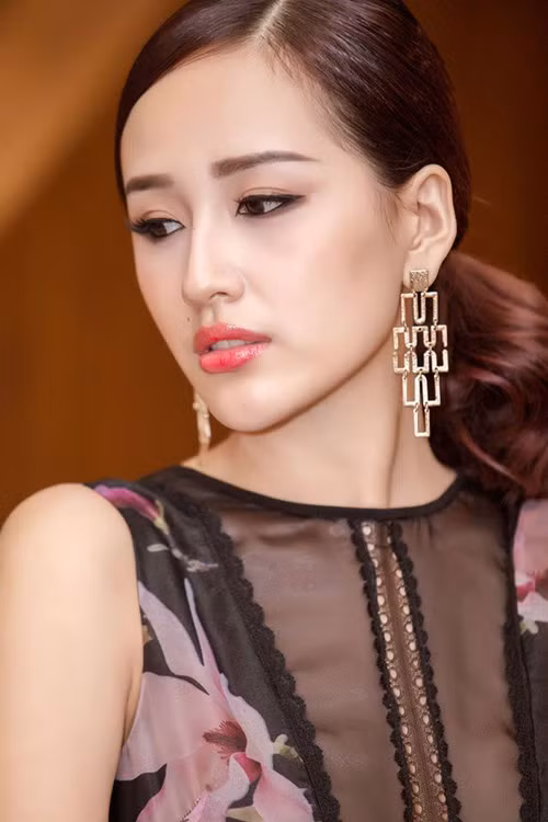 Mẫu khuyên tai bằng kim loại với kích thước lớn thế này phù hợp với những bộ đầm dạ tiệc lộng lẫy. Ảnh: a4vn.