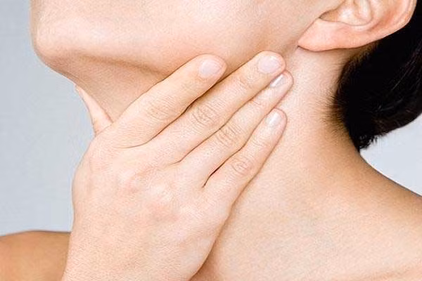 Một số dấu hiệu khác cảnh báo sớm ung thư vòm họng còn bao gồm: ù tai, thay đổi giọng nói, đau nhức và khó nuốt. Ảnh: program30.