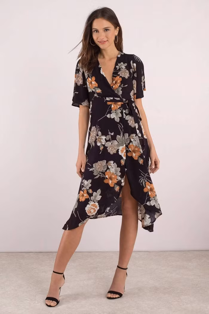 Váy quấn in hoa. Váy quấn in hoa đang trở thành một trong những item hot nhất mùa mốt năm nay. váy liền quấn mang lại cho người mặc vẻ dịu dàng, yểu điệu, nữ tính và thanh lịch. Chiếc váy hoàn hảo cho mọi vóc dáng quý cô.