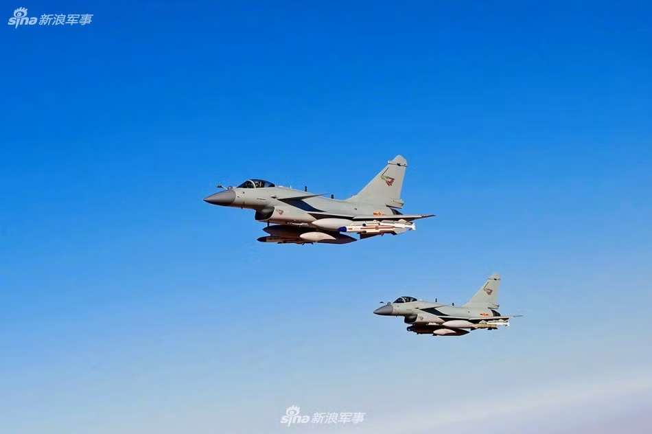 Tiêm kích J-10C về cơ bản được phát triển trên cơ sở mẫu J-10B với cửa hút không khí cửa hút khí khuếch tán siêu âm (DSI) khắc phục điểm yếu lớn trên bản J-10A, cho phép máy bay hoạt động ổn định ở tốc độ cao dù nó đòi hỏi người ta cần có phần mềm điều khiển bay hiện đại.