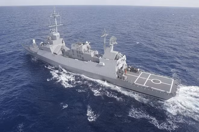 Tàu có thiết kế góc cạnh nhằm tán xạ sóng radar, cấu trúc thượng tầng làm bằng vật liệu composite nhẹ giúp giảm tiêu hao nhiên liệu cũng như độ bộc lộ hồng ngoại.