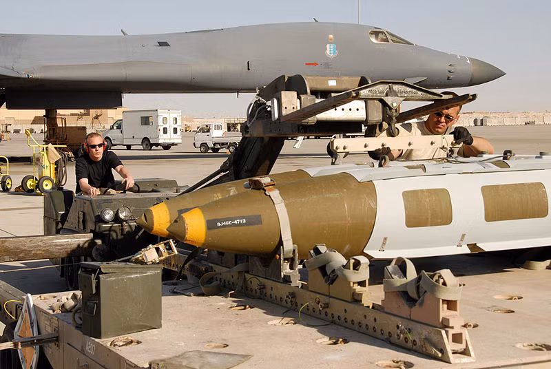 Ngoài mang được bom thông thường, máy bay ném bom B-1B Lancer mang được cả bom thông minh JDAM hoặc bom đường kính nhỏ SDB với số lượng tới hàng chục – hàng trăm quả.
