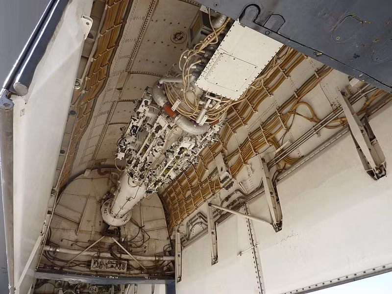 Trên B-1B được trang bị tới 3 khoang bom trong thân cho phép mang tổng cộng 34 tấn vũ khí các loại. Ngoài ra, còn có 6 điểm treo trên cánh cho phép mang thêm 23 tấn vũ khí khác.