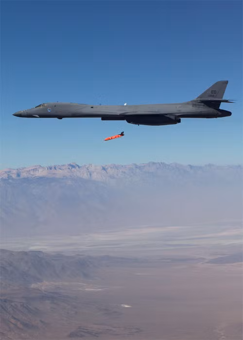Tất nhiên, B-1B cũng triển khai được tên lửa hành trình, khi mang được tối đa 24 tên lửa hành trình AGM-158 JASSM với tầm bắn 370km hoặc 1.000km với JASSM-ER.