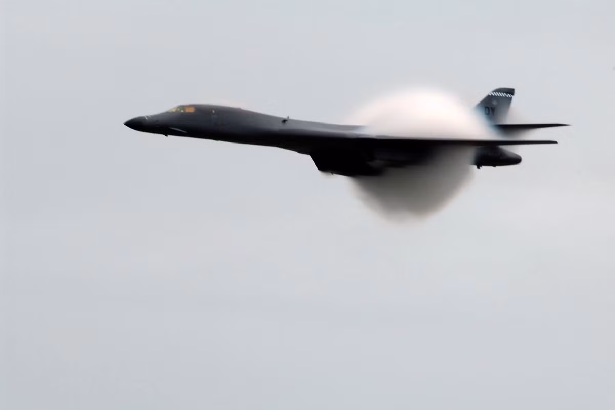 Đặc biệt, máy bay ném bom B-1B có thể đạt tốc độ vượt âm thanh Mach 1,25 - tức 1.335km/h ở trần bay lớn 15.000m. Nó cũng có thể bay tốc độ cận âm 1.100km/h ở độ cao chỉ 61-152m.