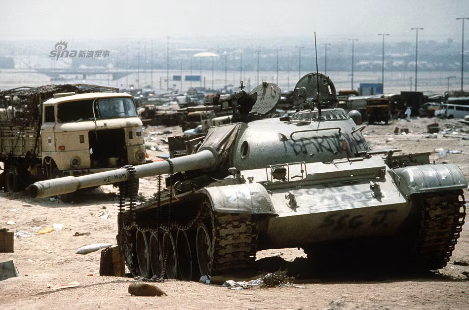 Xe tăng T-55 bị phá hủy trong chiến dịch bão táp sa mạc 1991.