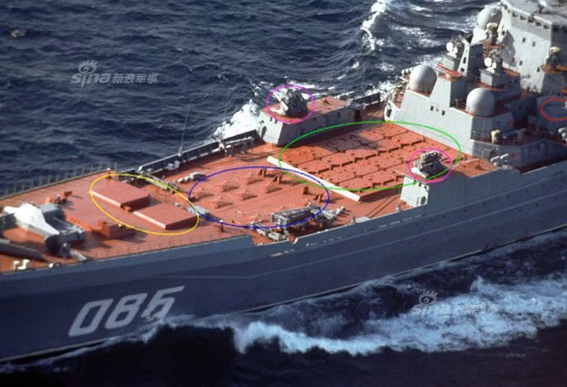 Khác với Project 1164 Slava, Project 1144 Kirov được thiết kế với nhiều hệ thống vũ khí đặt trong bệ phóng thẳng đứng giúp con tàu bớt “đồ sộ”. Trong ảnh, các hệ thống phóng thẳng đứng chứa tên lửa chống hạm – phòng không được bố trí ở boong trước.