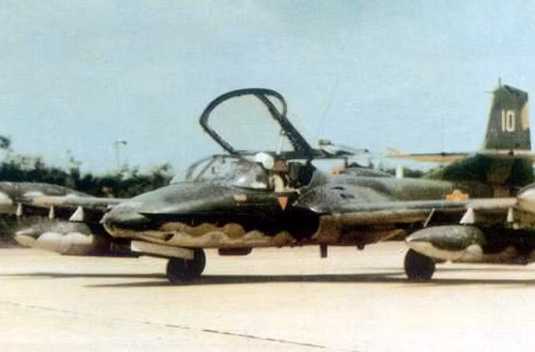 Máy bay cường kích hạng nhẹ A-37 (hãng Cessna Mỹ sản xuất) trong biên chế Không quân Nhân dân Việt Nam. A-37 thiết kế với 8 giá treo trên cánh mang được 1,2 tấn vũ khí gồm: tên lửa đối không AIM-9, bom Mk 82 241kg, rocket 70mm, súng máy hoặc pháo.