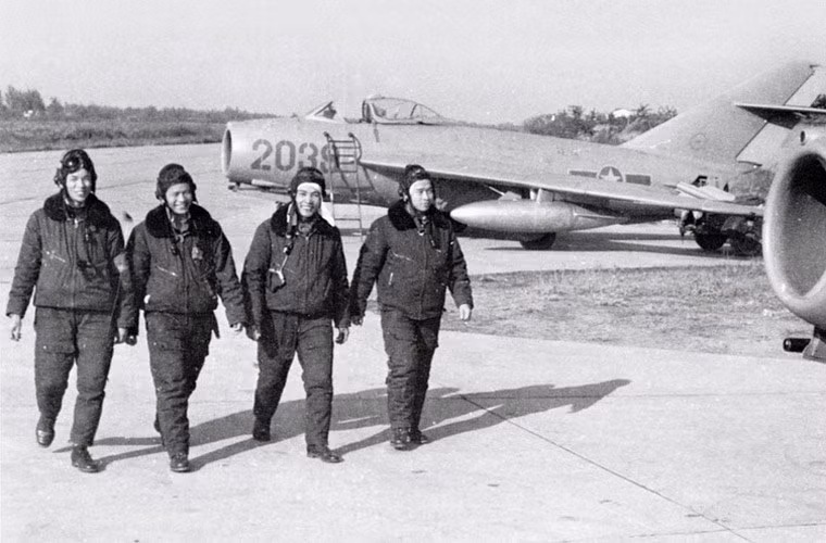 Tiêm kích hạng nhẹ MiG-17F trang bị một động cơ tuốc bin phản lực Klimov VK-1F cho phép đạt tốc độ tối đa 1.145 km/h, tầm bay 2.060km, trần bay 16.600m. Máy bay trang bị một pháo 37mm (40 viên đạn) và 2 pháo NR-23 (160 viên đạn).
