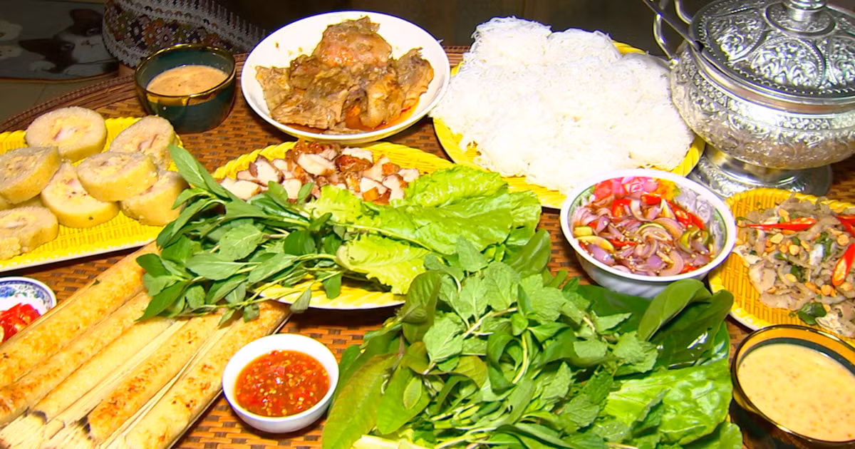 Anh Nguyễn Trường Sơn (du khách đến từ Thừa Thiên – Huế) trong một dịp đến Đắk Lắk vào Tết Nguyên đán, may mắn ghé ăn bữa cơm của người Lào kể lại: “Tôi thật sự ấn tượng với cách đón Tết cổ truyền của người Lào ở Đắk Lắk. Mâm cơm của họ được bày biện đẹp mắt khiến cho khách cảm nhận được hương vị của tình thân, gần gũi, bình dị, mộc mạc và rất đỗi ấm cúng. Thức ăn do người Lào chế biến cũng khá hợp khẩu vị của người Việt, rất đậm đà”.