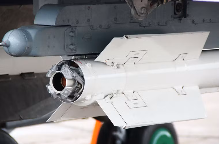 Tên lửa R-73 trang bị động cơ đẩy rocket nhiên liệu rắn cho tầm bắn từ 300 tới 30km, tốc độ bay Mach 2,5.