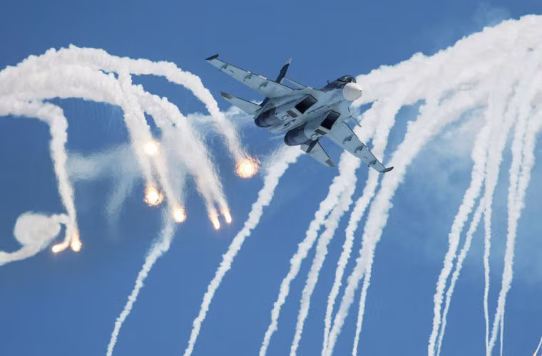 Su-30SM ho tong may bay khong kich IS bang vu khi gi?