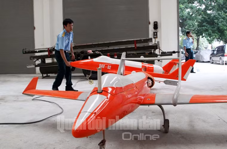 Bia bay UAV-02 có chiều dài thân 2,5m, sải cánh 2,8m, nặng 38kg khi nạp đủ nhiên liệu.